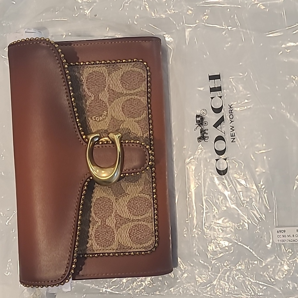NWT Coach clutch bag with detachable beadchain. Perfect size